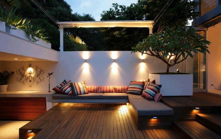 terrasse-arrière-cour-éclairage-extérieur-LED-appliques-spots
