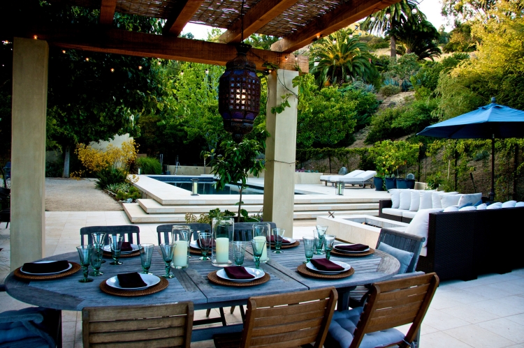 terrasse-et-jardin-coin-repas-mobilier-bois-table-manger-parasol