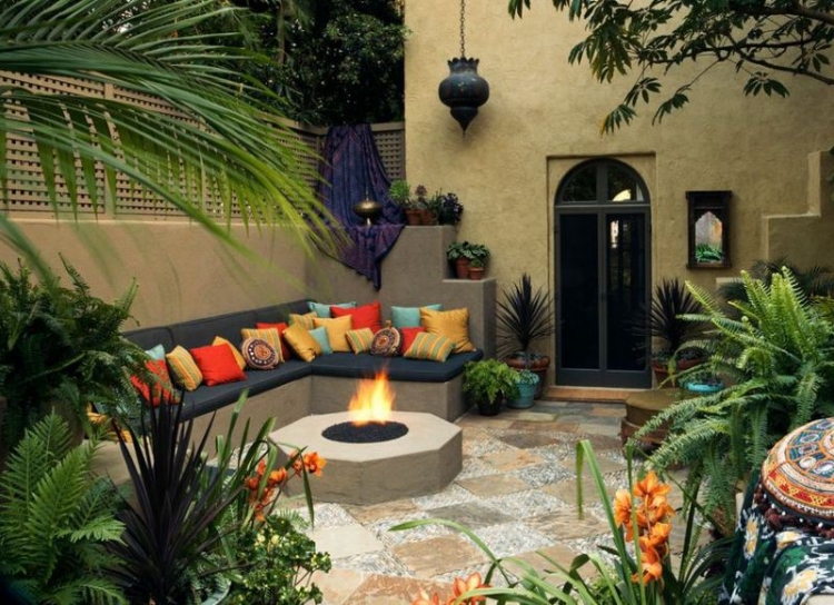 terrasse-et-jardin-foyer-exterieur-coin-detente-canape-palmiers