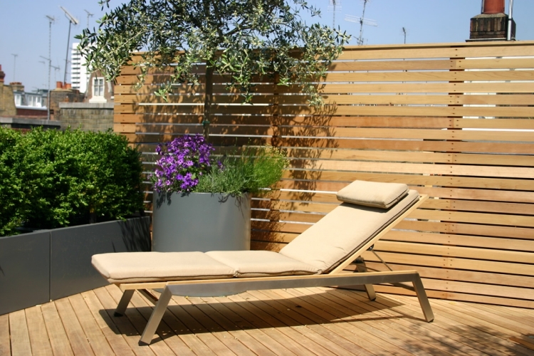 terrasse-et-jardin-ville-revetement-bois-chaise-longue-plantes-deco
