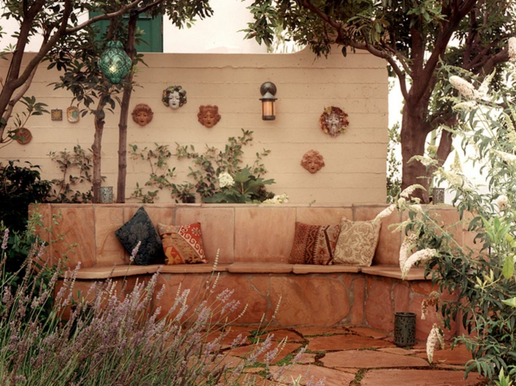 terrasse-jardin-ardoises-banc-coussins-mur-décoration-plantes