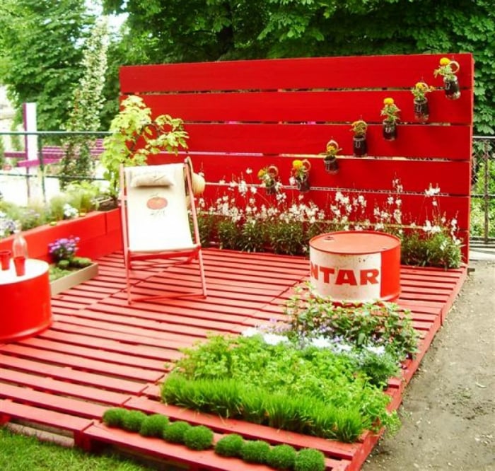 terrasse-jardin-bois-brise-vue-palette-Europe-peintes-rouge