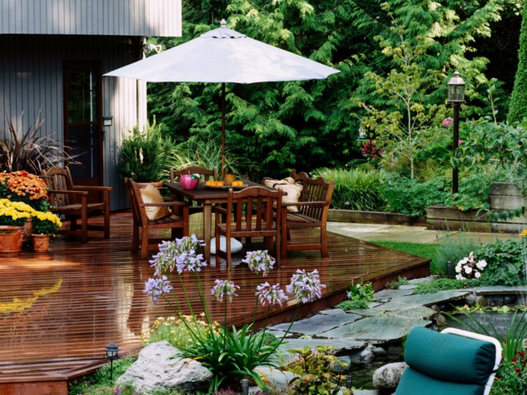terrasse-jardin-bois-composite-parasol-mobilier-plantes terrasse et jardin