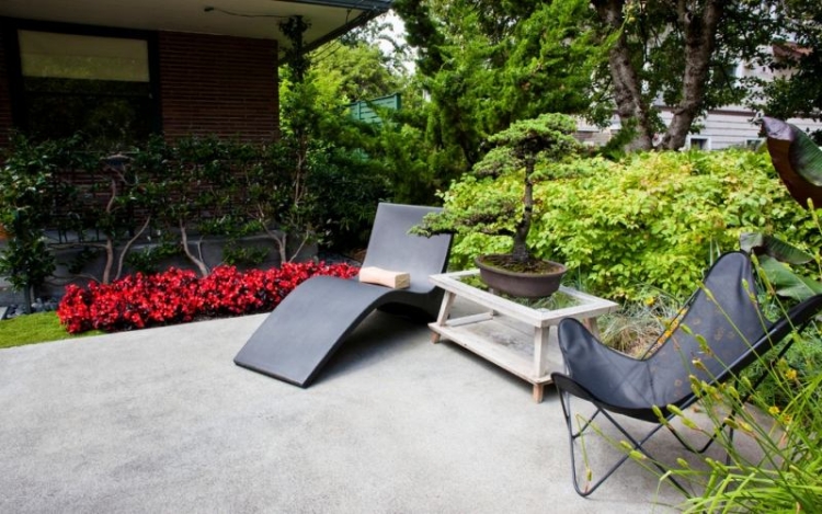 terrasse-jardin-béton-fauteuil-chaise-longue-bonsaï