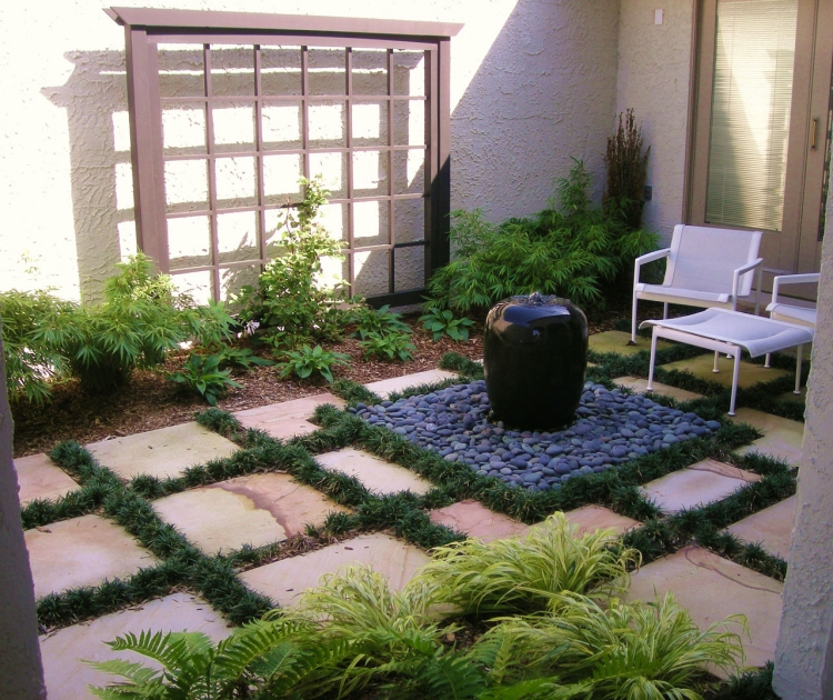 terrasse et jardin patio-fontaine-dalles-herbe-joints