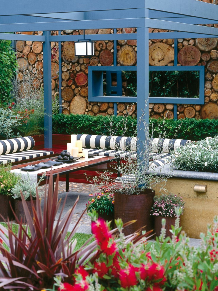 terrasse-jardin-pergola-bleue-bancs-noir-blanc-fleurs terrasse et jardin