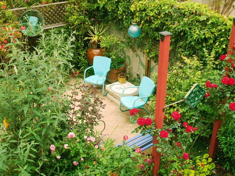 terrasse-jardin-petit-végétation-chaises-bois-table-pierre terrasse et jardin
