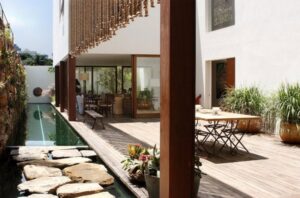 terrasse-luxe-jardin-aquatique-pierre-bois-eau