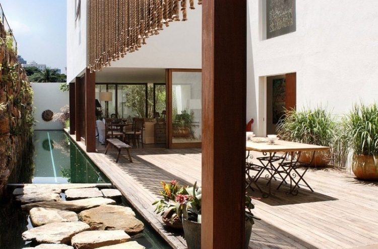 terrasse-luxe-jardin-aquatique-pierre-bois-eau