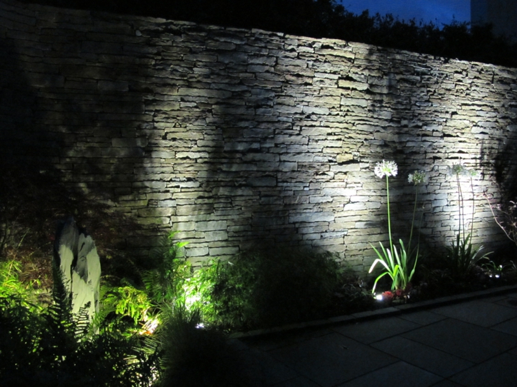 éclairage-extérieur-spots-LED-souligner-mur-pierre-plantes