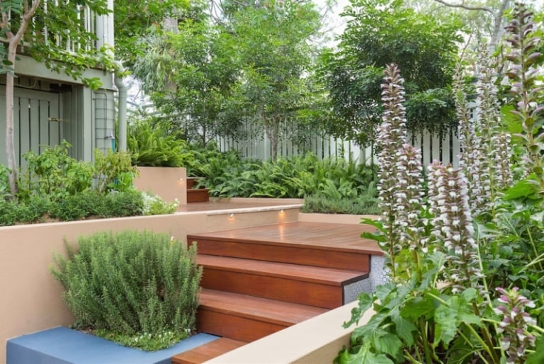 amenagement-petit-jardin-escalier-bois-plantes-luminaire