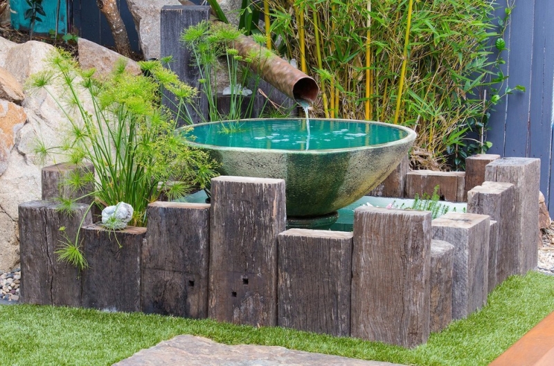 amenagement-petit-jardin-fontaine-jardin-jerbe-pierres-bambou