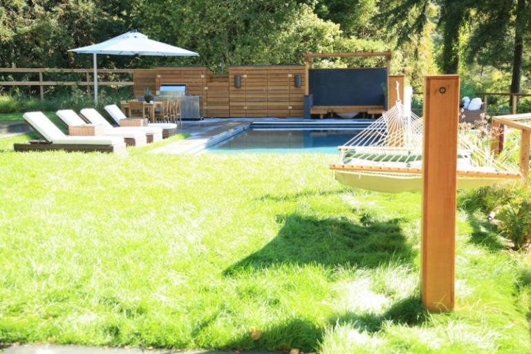 aménagement petit jardin hamac-pelouse-piscine-parasol