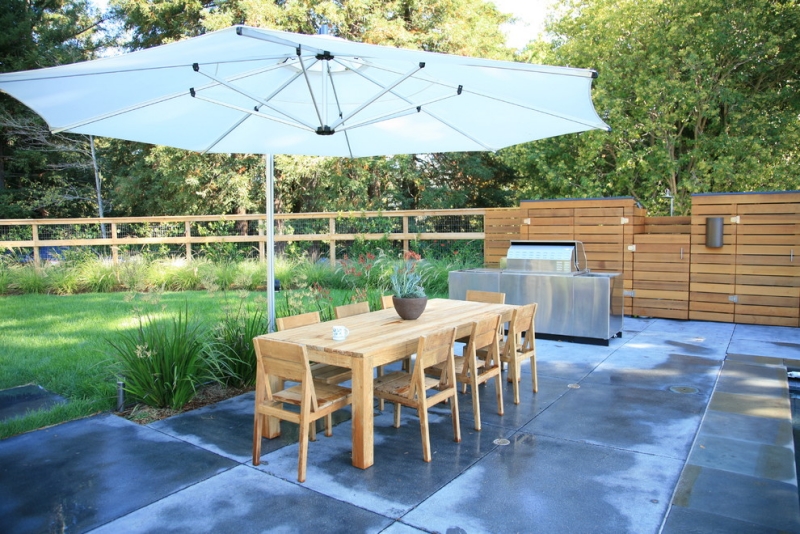 aménagement petit jardin parasol-coin-repas-bois-meuble-table-rectangulaire