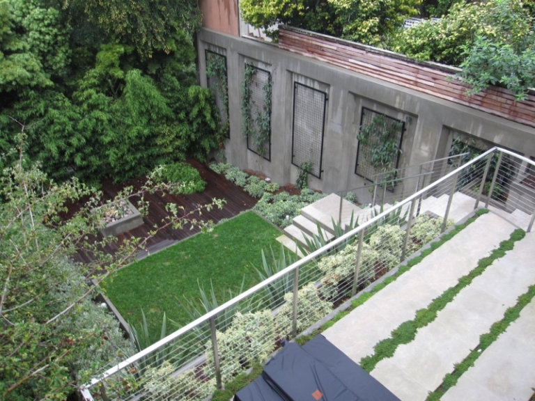 amenagement-petit-jardin-pelouse-rectangulaire-terrasse-brise-vue