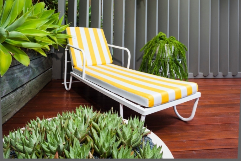 amenagement-petit-jardin-plantes-succulentes-chaise-longue-rayures-jaunes-terrasse-bois