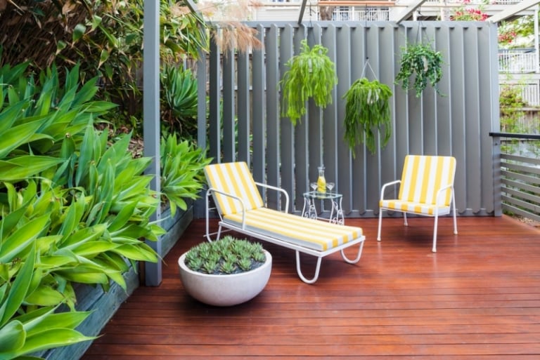 amenagement-petit-jardin-terrasse-bois-chaise-longue-brise-vue-plantes-pots-suspendus