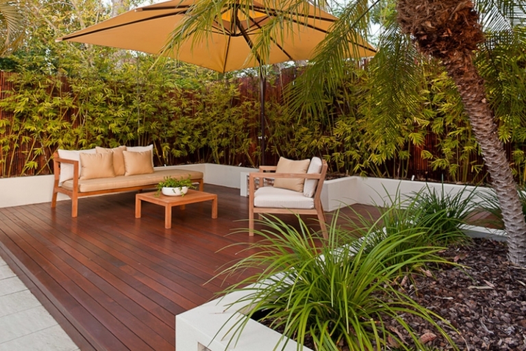 aménagement petit jardin terrasse-bois-parasol-meubles-exterieur