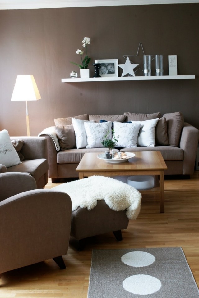 amenagement-salon-petit-moderne-canapé-beige-coussins-tapis-étagère aménagement salon