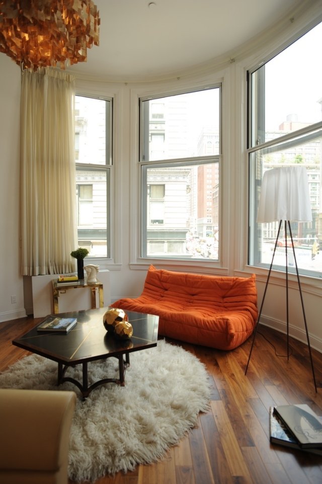 amenagement-salon-petit-moderne-tapis-shaggy-blanc-canapé-orange