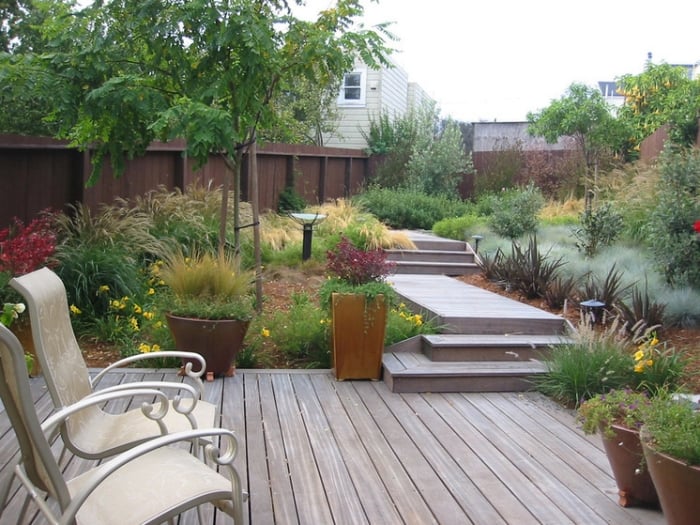 amenagement-terrasse-ensoleillée-bois-chaises-graminées-arbres-fleurs aménagement terrasse