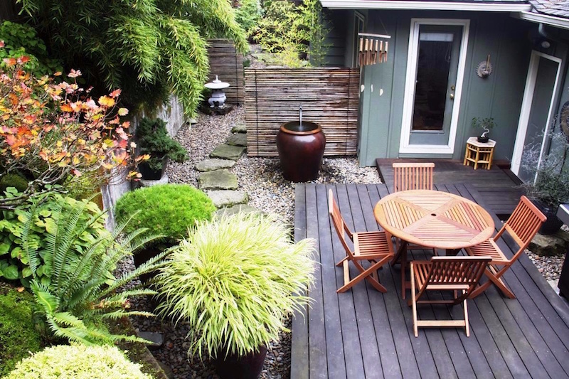 aménagement-petit-jardin-patio-bois-coin-repas-plantes-pots