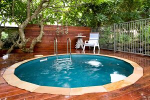 aménagement-piscine-jardin-encastrée-terrasse-bois