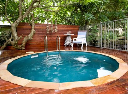 aménagement-piscine-jardin-encastrée-terrasse-bois