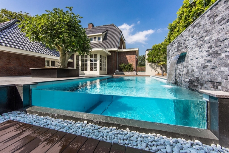 aménagement-piscine-jardin-luxe-paroi-transparent-cascade