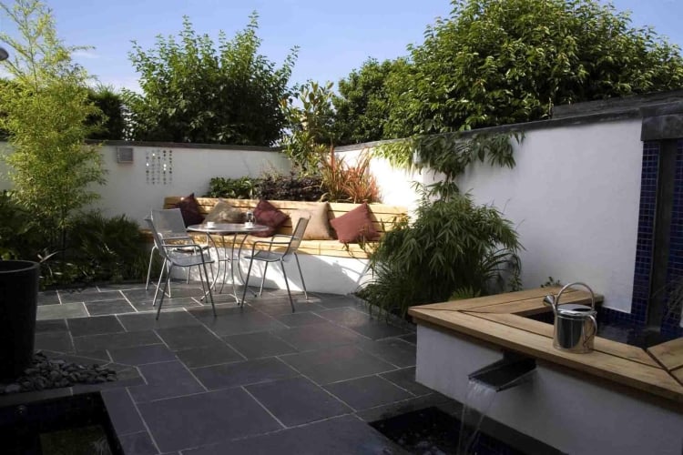 aménager-jardin-terrasse-ban-table-chaises-métalliques-fontaine-plantes
