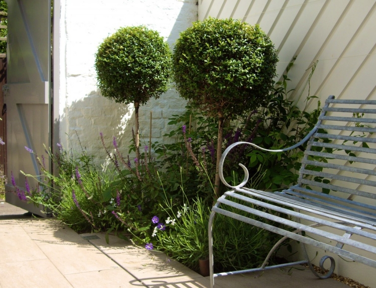 aménager-jardin-terrasse-banc-étallique-arbustes-boules aménager son jardin
