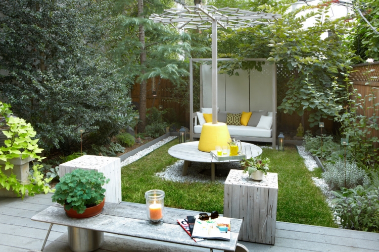 aménager-jardin-terrasse-lit-jour-table-cube-accents-jaunes