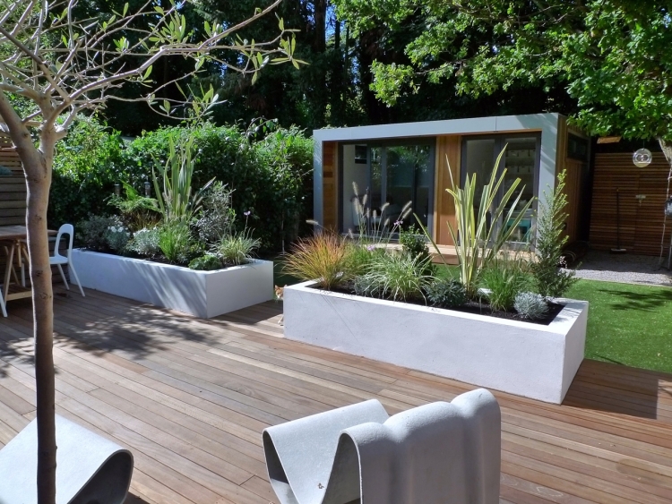 aménager-jardin-terrasse-terrasse-bois-composite-plantes-chaises-longues