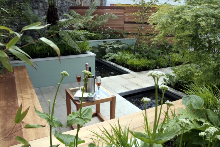 aménager-jardin-terrasse-étang-terrasse-carrelée-verdure