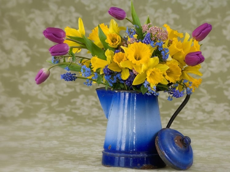 bouquet fleurs printanières tulipes jonquilles broc métallique