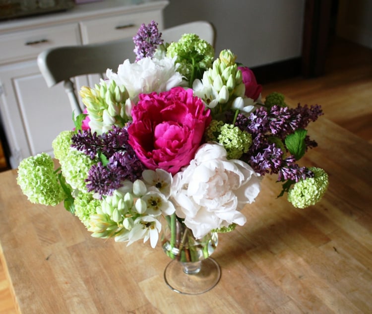 bouquet printanier pivoines blanches lilas hortensias