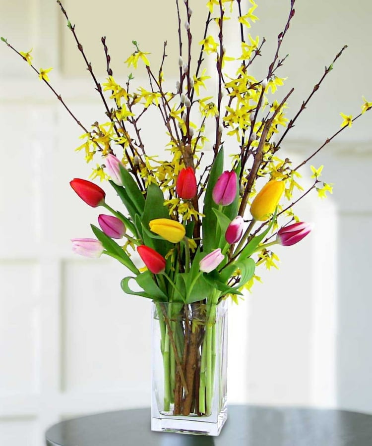 bouquet printanier tulipes forsythia marée or vase carré