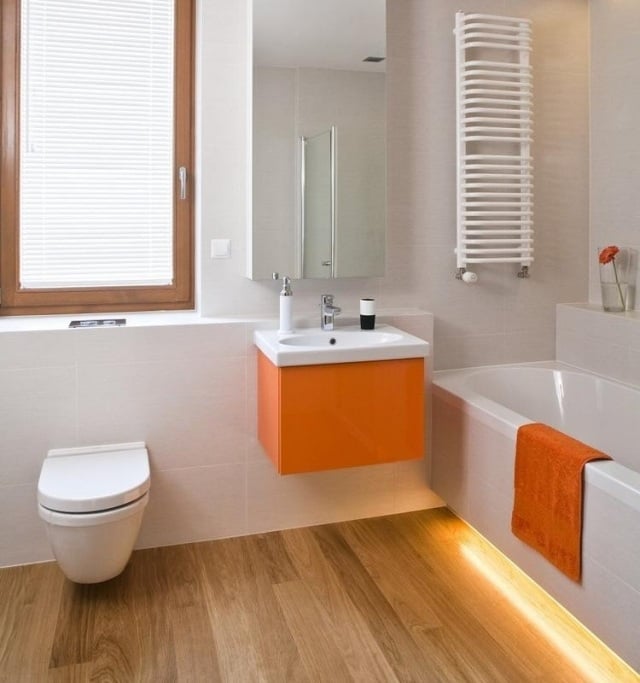 carrelage-salle-bains-bois-meuble-vasque-orange-baignoire-éclairage