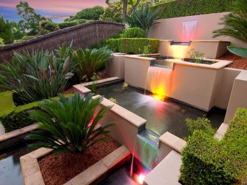 cascade-jardin-design-moderne-palmiers-spots-LED