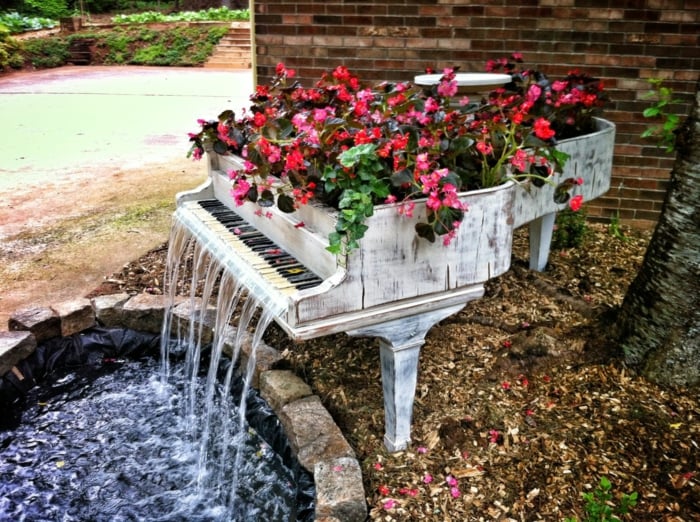 cascade-pot-fleurs-piano-queue-récupéré-peint-blanc