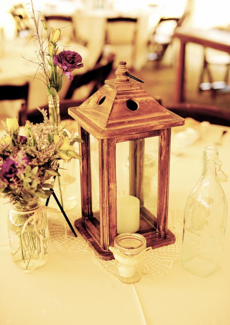 centre-table-mariage-champêtre-vintage-lanterne-fleurs
