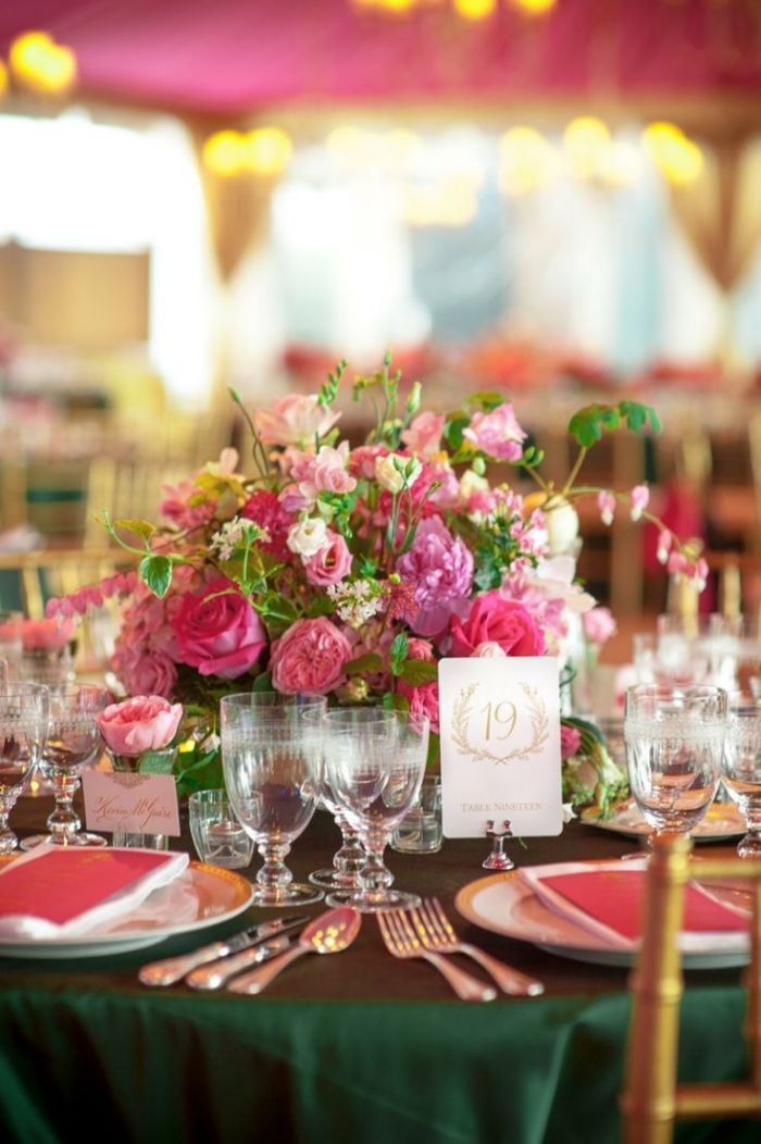 centre-table-pivoines-roses-décoration-table-mariage-rose-vert
