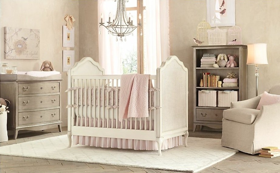 chambre-de-bébé-commode-lit-bebe-etageres-fauteuil