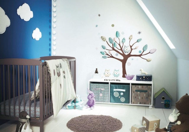 chambre-de-bébé-deco-murale-arbre-lit-tapis-rond