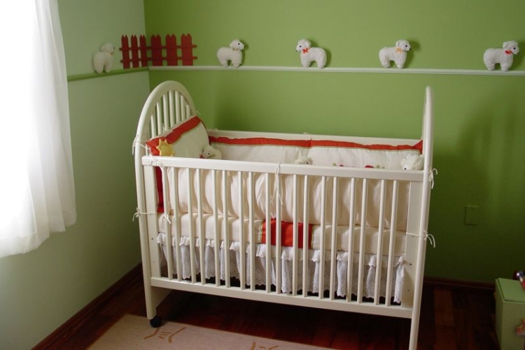 chambre-de-bébé-deco-murale-etagere-lit-bebe-linge-lit