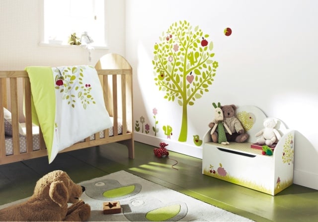 chambre-de-bébé-deco-murale-lit-bebe-bois-jouets