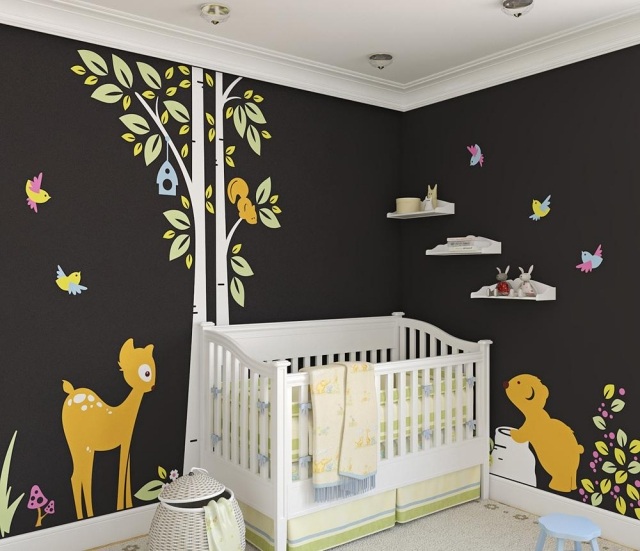 chambre-de-bébé-deco-murale-theme-animal-lit