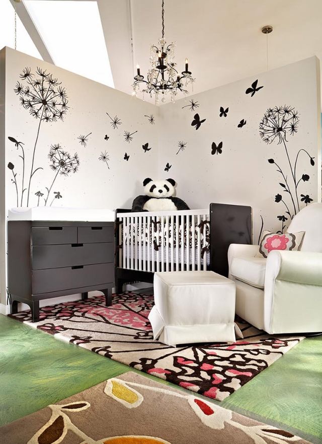 chambre-de-bébé-deco-murale-theme-panda-lit-commode-fauteuil-tabouret