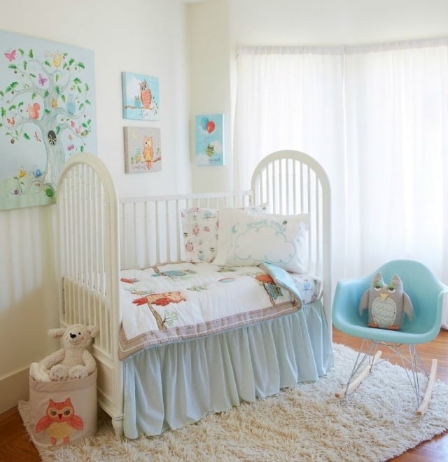 chambre-de-bébé-decoration-murale-lit-tapis-chaise-bascule