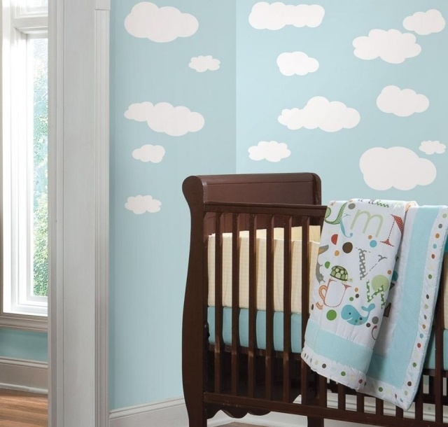 chambre-de-bébé-decoration-murale-nuages-couverture